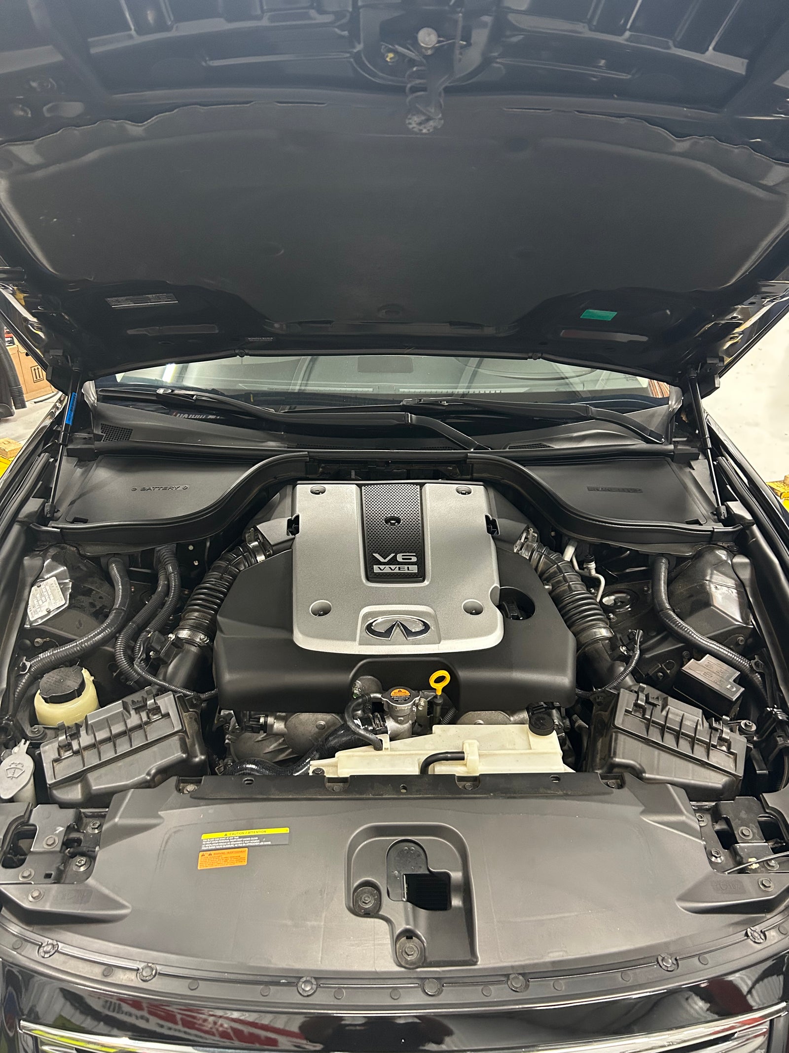 Infiniti G37 engine bay with its VQ37 engine