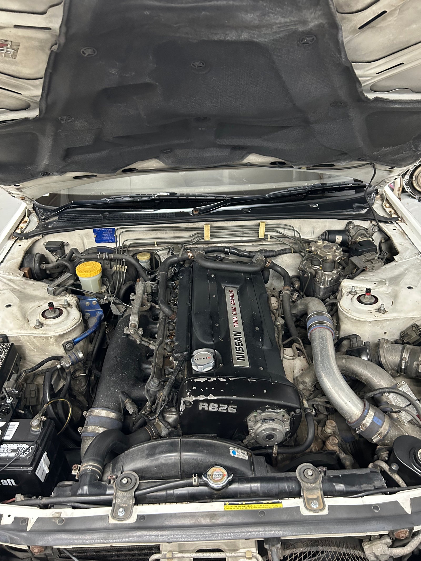 R32 engine bay showing the engine and supporting components